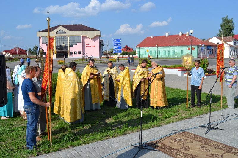 Ивьевский костел новый ксендз